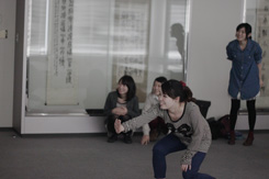 エア書道を習得中の書道ガールさん達。